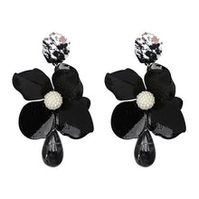 Load image into Gallery viewer, Big Flower Earring
