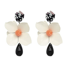 Load image into Gallery viewer, Big Flower Earring
