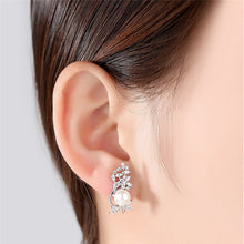 Load image into Gallery viewer, Elegant Small Flower Earring